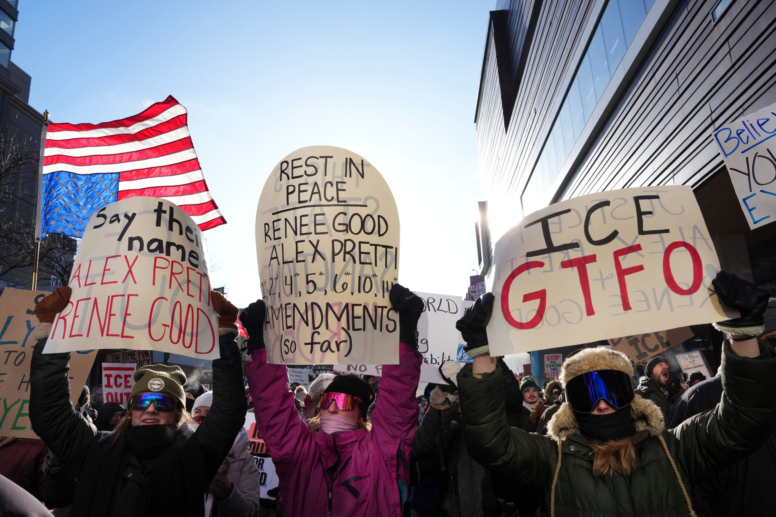 Governo Trump anuncia a saída imediata de 700 agentes de imigração de Minnesota